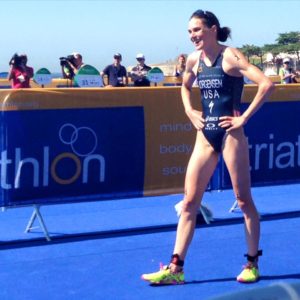 Gwen Jorgensen sorri após vencer o evento-teste olímpico em Copacabana