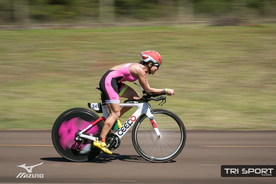 Rosecler Costa no ciclismo do Itaipu IM 70.3 Brasil Paraguay. Foto: Ricardo Andrade