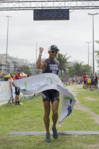 Chicão Ferreira vence a 3ª etapa do Rio Triathlon. Foto: Alessandro Dahan