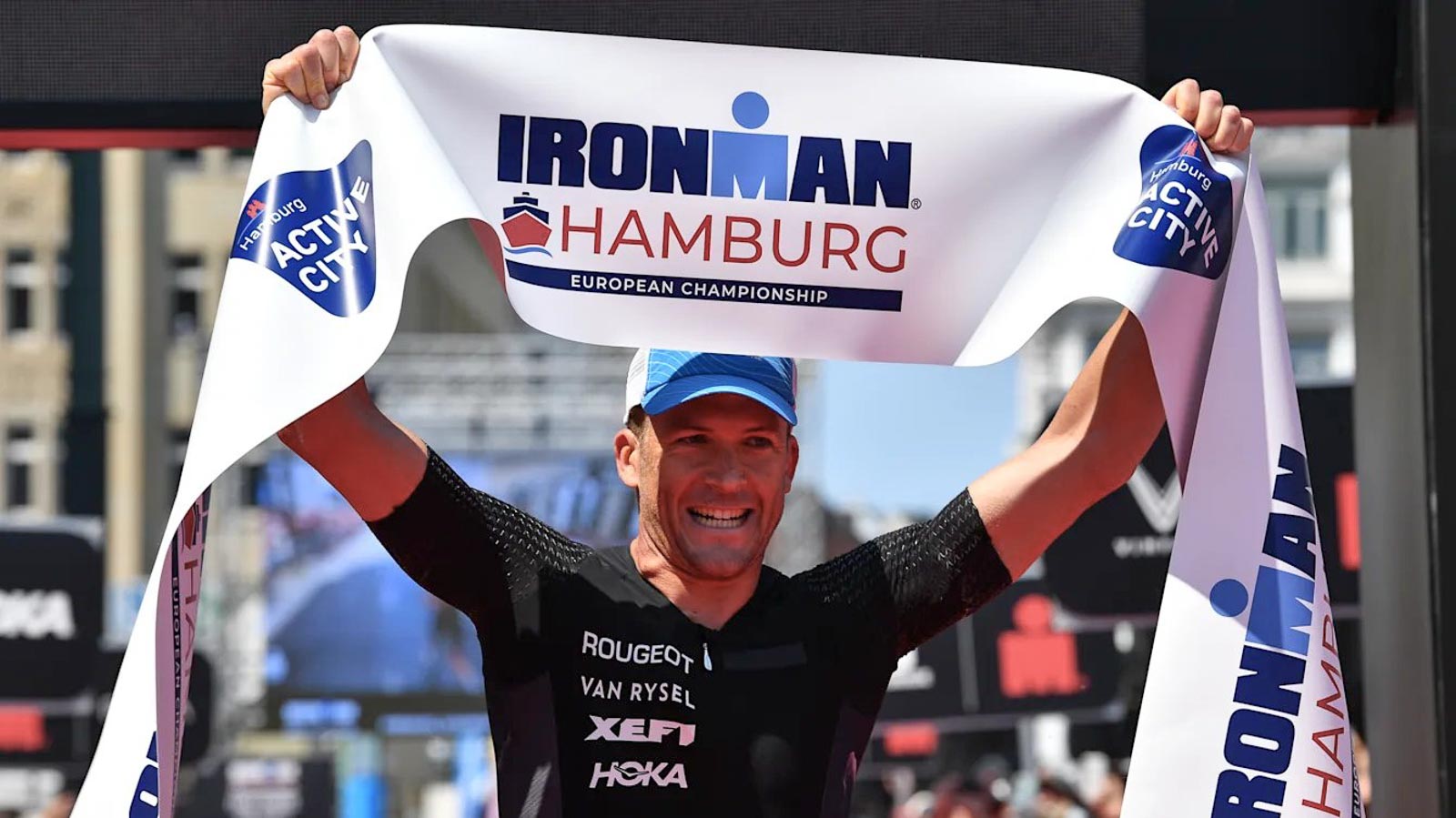 Denis Chevrot vence Ironman Hamburgo em dia fatal